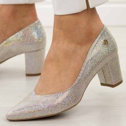 Srebrne multi skórzane Polskie czółenka damskie na obcasie Prestige 2105/OBL. Szare czółenka Prestige, bez wzorów, ze skóry, biznesowe, bez obcasa, na obcasie, bez zapięcia. W wyprzedaży za 398.97 zł.