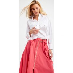 Koszula BLUGIRL BLUMARINE. Białe koszule Blugirl Blumarine, w ażurowe wzory, z bawełny, bez kołnierzyka, bez ramiączek. W wyprzedaży za 650.30 zł.