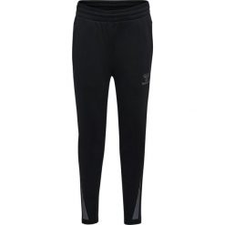Spodnie dresowe dla dzieci Hummel BTC Winter. Czarne szorty Hummel, bez wzorów, z dresówki, młodzieżowe. Za 264.00 zł.