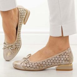 Złote ażurowe czółenka damskie na obcasie M.Daszyński Sa285-2. Żółte czółenka M.Daszyński, na lato, z aplikacjami, ze skóry, casualowe, z okrągłym noskiem, bez obcasa, na obcasie, bez zapięcia. Za 189.00 zł.