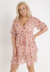 Różowa Sukienka Balapus. Czerwone sukienki Born2be, l, bez wzorów, eleganckie, bez kołnierzyka, bez ramiączek, mini, kopertowe. Za 189.99 zł.
