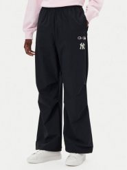 Champion Spodnie dresowe 117977 Czarny Loose Fit. Czarne spodnie dresowe Champion, bez wzorów, z dresówki. Za 179.99 zł.