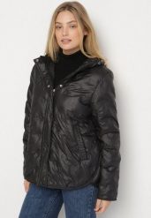 Czarna Pikowana Kurtka Przejściowa z Kapturem Arivitte. Czarne kurtki Born2be, plus size, bez wzorów, z jeansu, eleganckie, z kapturem. Za 229.99 zł.
