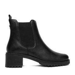 Botki Lasocki. Czarne botki Lasocki, bez wzorów, bez obcasa, na słupku, bez zapięcia. Za 179.99 zł.