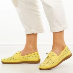 Żółte ażuowe skórzane mokasyny damskie Vinceza 93217. Żółte mokasyny VINCEZA, bez wzorów, z jeansu, z okrągłym noskiem. W wyprzedaży za 192.72 zł.