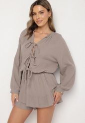 Ciemnobeżowy Wiązany Bawełniany Kombinezon Boho z Falbankami i Wiązaniem Lalelia. Brązowe sukienki Born2be, na co dzień, uniwersalny, bez wzorów, z bawełny, boho, bez kołnierzyka, bez ramiączek, proste. W wyprzedaży za 135.99 zł.