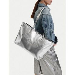 Torebka Guess Jeans. Szare shopper bag Guess Jeans, z aplikacjami, z jeansu, bez dodatków. Za 269.99 zł.