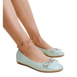 Zielone lakierowane baleriny z ozdobną kokardą Totani. Zielone baleriny bez wzorów, z lakierowanej skóry, eleganckie, bez obcasa, na płaskiej podeszwie, bez zapięcia. Za 89.18 zł.
