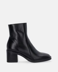 KLASYCZNE BOTKI W KOLORZE CZARNYM 2388 NAPP NERO. Czarne botki Venezia, bez wzorów, ze skóry, klasyczne, bez obcasa, bez zapięcia. Za 469.00 zł.