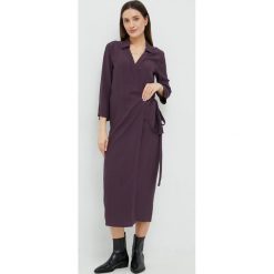 Sisley sukienka kolor fioletowy maxi prosta. Fioletowe sukienki Sisley, na co dzień, bez wzorów, z tkaniny, bez kołnierzyka, bez ramiączek, maxi. W wyprzedaży za 309.99 zł.