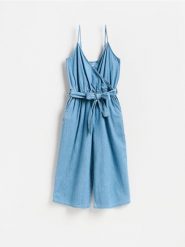 Jeansowy kombinezon - niebieski. Niebieskie kombinezony Reserved, l, bez wzorów, z bawełny, bez kołnierzyka, bez ramiączek. Za 159.99 zł.