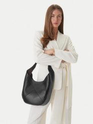 Guess Torebka HWZOAA P6210 Czarny. Czarne torebki klasyczne Guess, z aplikacjami, ze skóry, bez dodatków. Za 1,259.00 zł.