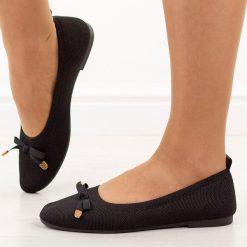 Czarne baleriny damskie Evento 9048. Czarne baleriny eVento, z aplikacjami, z jeansu, casualowe, bez obcasa, na płaskiej podeszwie, bez zapięcia. Za 99.00 zł.