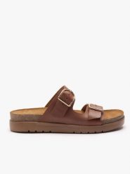 Brązowe klapki z dwoma paskami. Brązowe klapki Ryłko, bez wzorów, ze skóry, eleganckie, z okrągłym noskiem, bez obcasa, na płaskiej podeszwie, bez zapięcia. Za 379.99 zł.