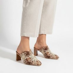Klapki damskie Hispanitas, cholewka ze skóry ekologicznej z dekoracyjnym ażurowym wzorem otwarta konstrukcja wsuwana forma stabilny obcas typu słupek. Brązowe klapki Hispanitas, w ażurowe wzory, ze skóry ekologicznej, z otwartym noskiem, bez obcasa, na obcasie, bez zapięcia. Za 589.00 zł.