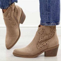 Beżowe botki damskie, kowbojki S.Barski 8012. Brązowe botki S.BARSKI, bez wzorów, z jeansu, eleganckie, bez obcasa, na obcasie, bez zapięcia. Za 229.00 zł.