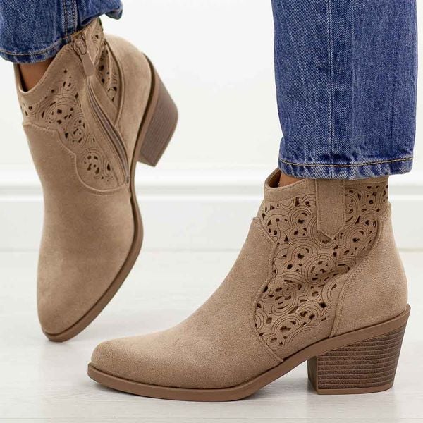 Beżowe botki damskie, kowbojki S.Barski 8012. Brązowe botki S.BARSKI, bez wzorów, z jeansu, eleganckie, bez obcasa, na obcasie, bez zapięcia. Za 229.00 zł.