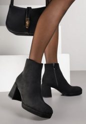 Czarne Botki do Kostki Vices na Słupku z Imitacji Zamszu Dodvire. Czarne botki Born2be, bez wzorów, eleganckie, bez obcasa, na obcasie, bez zapięcia. Za 129.99 zł.