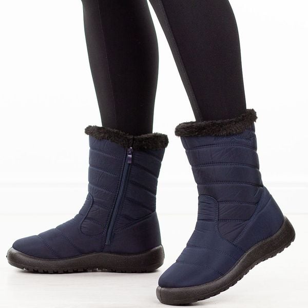 Granatowe zimowe wodoodporne śniegowce damskie Jezzi 74839-2. Niebieskie śniegowce Jezzi, bez wzorów, z jeansu, bez zapięcia. W wyprzedaży za 138.57 zł.