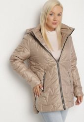 Beżowa Pikowana Kurtka z Kapturem w Klasycznym Stylu Mallissa. Brązowe kurtki Born2be, plus size, z aplikacjami, z jeansu, klasyczne, z kapturem. Za 159.99 zł.