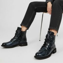 Botki damskie S. Barski, skórzane z cholewką we wzory i zapinane na suwak, niebieskie, LZ52-962. Niebieskie botki S.BARSKI, bez wzorów, z lakierowanej skóry, eleganckie, bez obcasa, bez zapięcia. Za 269.00 zł.