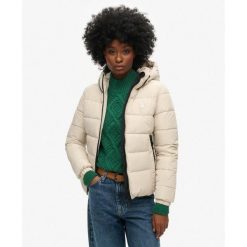 Damska kurtka z kapturem Superdry Spirit Sports. Szare kurtki Superdry, bez wzorów, z puchu, z kapturem. W wyprzedaży za 376.50 zł.