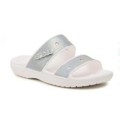 Klapki Dla Dorosłych Crocs Classic Glitter Sandal. Szare klapki Crocs, bez wzorów, z materiału, bez obcasa, bez zapięcia. Za 99.99 zł.