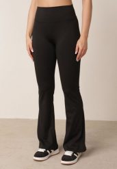 Czarne Legginsy o Kroju Dzwonów z Wysokim Stanem i Modelującym Marszczeniem Pronone. Czarne legginsy Born2be, bez wzorów, z jeansu, eleganckie, krótkie. Za 69.99 zł.