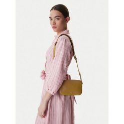 Torebka Coccinelle. Brązowe listonoszki Coccinelle, bez wzorów, bez dodatków. Za 759.99 zł.