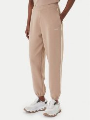 Guess Spodnie dresowe V6GB02 K2915 Beżowy Regular Fit. Brązowe spodnie dresowe Guess, z aplikacjami, z dresówki. Za 394.99 zł.