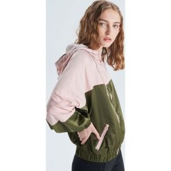 Nylonowa kurtka z kapturem - Różowy. Kurtki marki Cropp. Za 139.99 zł.