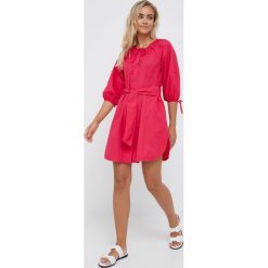 Sisley sukienka bawełniana kolor różowy mini prosta. Czerwone sukienki Sisley, na co dzień, bez wzorów, z bawełny, bez kołnierzyka, bez ramiączek, mini, proste. W wyprzedaży za 324.99 zł.