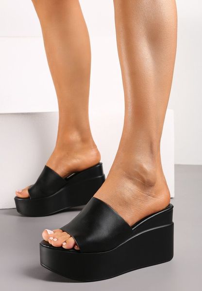Czarne Klasyczne Klapki na Wysokim Koturnie i Platformie Azelinda. Czarne klapki Born2be, bez wzorów, klasyczne, bez obcasa, na koturnie, bez zapięcia. Za 119.99 zł.