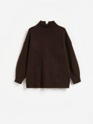 Wełniany sweter ze stójką - brązowy. Brązowe swetry Reserved, l, bez wzorów, z wełny, bez ramiączek. Za 239.99 zł.