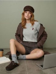 Sweter z haftem misia - szary. Szare swetry Sinsay, l, bez wzorów, bez ramiączek. Za 49.99 zł.