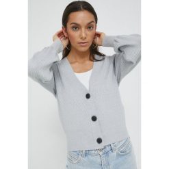 Noisy May sweter damski kolor szary lekki. Szare swetry Noisy May, l, bez wzorów, z dzianiny, bez ramiączek. Za 169.99 zł.