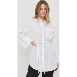 Twinset koszula damska kolor biały relaxed z kołnierzykiem klasycznym. Białe koszule Twinset, bez wzorów, z tkaniny, klasyczne, bez kołnierzyka, bez ramiączek. W wyprzedaży za 589.99 zł.