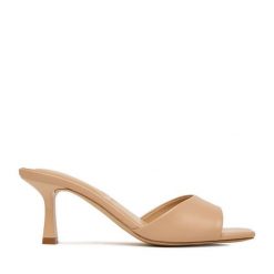 Klapki JENNY. Brązowe klapki Jenny, bez wzorów, bez obcasa, bez zapięcia. Za 119.99 zł.