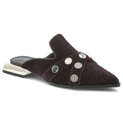 Klapki damskie S.Barski, cholewka ze skóry naturalnej z zabudowanym przodem na niskim obcasie z metaliczną wstawką ozdobione dekoracyjnymi paskami i. Brązowe klapki S.BARSKI, z aplikacjami, ze skóry, eleganckie, bez obcasa, na obcasie, bez zapięcia. Za 278.90 zł.