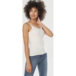 Jasnoszary Top Kalimea. Szare topy Born2be, l, bez wzorów, z dzianiny, bez kołnierzyka, bez ramiączek. W wyprzedaży za 20.99 zł.
