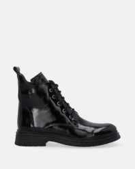 CZARNE LAKIEROWANE TRZEWIKI P0335033 PA BLAC. Czarne botki Venezia, bez wzorów, z lakierowanej skóry, bez obcasa, bez zapięcia. Za 379.00 zł.
