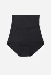 Czarna Bielizna Modelująca Majtki High Waist Zdobione Skośnymi Przeszyciami Kikoneva. Czarna bielizna modelująca Renee, z aplikacjami, z podwyższonym stanem. Za 59.99 zł.