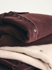 Wełniany sweter z kołnierzykiem - ciemnobrązowy. Brązowe swetry Reserved, l, bez wzorów, z wełny, bez ramiączek. Za 199.99 zł.