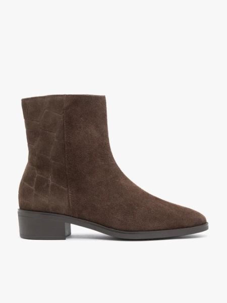 Brązowe botki w print skóra krokodyla. Brązowe botki Ryłko, bez wzorów, ze skóry, eleganckie, za kostkę, bez obcasa, na obcasie, bez zapięcia. Za 449.99 zł.