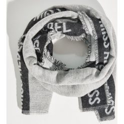 Szal z napisem - Jasny szar. Szaliki i kominy marki SOLOGNAC. W wyprzedaży za 29.99 zł.