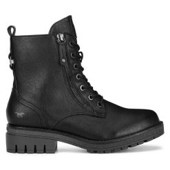 Botki Mustang. Czarne botki Mustang, bez wzorów, bez obcasa, na płaskiej podeszwie, bez zapięcia. Za 295.00 zł.