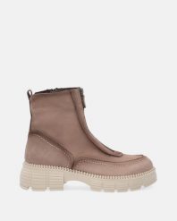 BRĄZOWE BOTKI Z NUBUKU G235K232014 SAND. Brązowe botki Venezia, bez wzorów, z nubiku, bez obcasa, bez zapięcia. Za 289.00 zł.