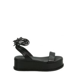CZARNE SANDAŁY M99003 NERO. Czarne sandały Venezia, bez wzorów, ze skóry, bez obcasa, bez zapięcia. Za 299.00 zł.