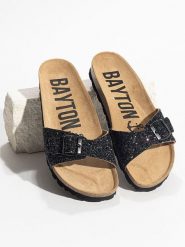 BAYTON Klapki "Zephyr" w kolorze czarnym rozmiar: 42. Czarne klapki Bayton, bez wzorów, klasyczne, z otwartym noskiem, bez obcasa, bez zapięcia. Za 159.95 zł.