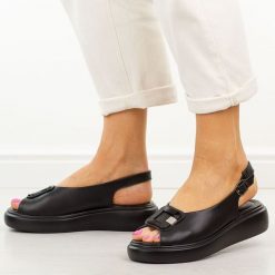 Czarne skórzane sandały damskie Cambell 07339. Czarne sandały Cambell, z aplikacjami, z jeansu, eleganckie, bez obcasa, na platformie, bez zapięcia. Za 219.00 zł.